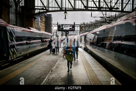 Passagiere, die von Virgin express Personenzug in Glasgow Central Station von London Euston aussteigen Stockfoto