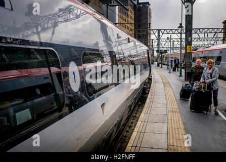 First class Passagiere aussteigen aus einem Virgin express Passagier Zug am Glasgow Central Station von London Euston Stockfoto