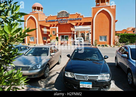 Hurghada, Ägypten -20 August 2016: Parkplatz in der Nähe von Resorthotel in Ägypten Stockfoto