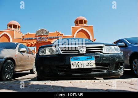 Hurghada, Ägypten -20 August 2016: Proton Auto mit Kfz-Kennzeichen in der Nähe von Luxus-Resort Caribbean World Soma Bay Ägypten Stockfoto