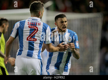 Huddersfield Town Nahki Wells (rechts) feiert Tor seiner Mannschaft zweite des Spiels mit Tommy Smith während der Himmel Bet Meisterschaftsspiel im Stadion der John Smith, Huddersfield. Stockfoto