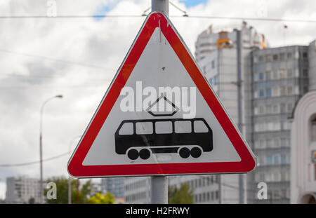 Straßenbahn Straßenschild. Verschwommene Stadt im Hintergrund Stockfoto