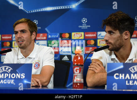 Madrid, Spanien. 27. Sep, 2016. Bayern Spieler Philipp Lahm (L) und (R) Javi Martinez teilnehmen eine Pressekonferenz vor UEFA-Champions-League-Spiel gegen FC Bayern München. Bildnachweis: Jorge Sanz/Pacific Press/Alamy Live-Nachrichten Stockfoto