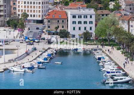 Angeln und Vergnügen Boote säumen den Hafen in Matejuska am Ende der Riva von Split in Kroatien. Stockfoto