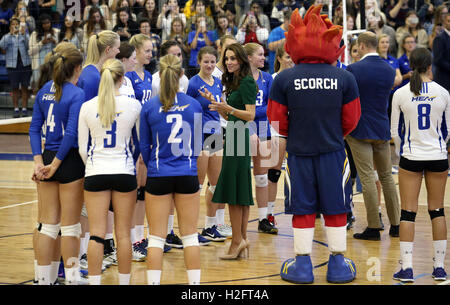 Der Herzog und die Herzogin von Cambridge treffen Mitglieder der Frauen-Volleyball-Nationalmannschaft an der University of British Columbia während eines Besuchs auf den Campus in Kelowna, Kanada, am vierten Tag der königlichen Tour nach Kanada. Stockfoto