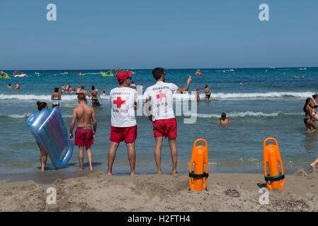 Zwei Rettungsschwimmer im Einsatz, Arenal Strand, Javea, Costa Blanca, Provinz Alicante, Spanien Stockfoto