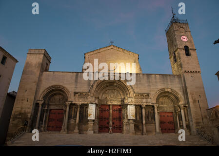 Vor dem Eingang der Abtei von Saint-Gilles, Gard, Provence, Frankreich Stockfoto