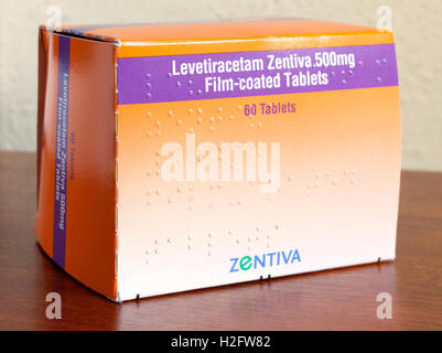 Stock Foto einer Kiste Levetiracetam Tabletten, ein Anti-Krampfstoff, von Zentiva. Braille auf der Vorderseite der Schachtel. Stockfoto