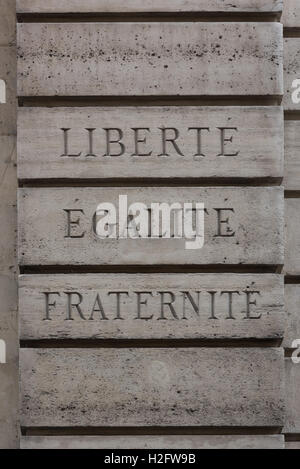 die Worte Liberte Egalité Fraternité sind gesetzt in Stein an der Seite eines Gebäudes in Paris Frankreich Stockfoto