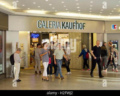 Galeria Kaufhof Kaufhaus Eingang mit Menschen beim Einkaufen in Köln, Deutschland Stockfoto