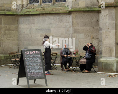 Zwei muslimische Frauen an einem Tisch outdoor-Café in der Innenstadt von Köln, Deutschland Stockfoto