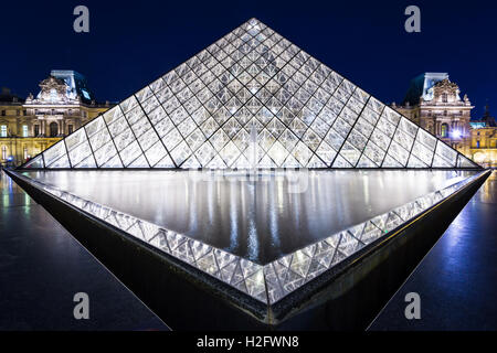 Langzeitbelichtung Bild der Louvre-Pyramide (Pyramide du Louvre) in der Nacht. Die Pyramide wurde von I.M Pei entworfen. Stockfoto