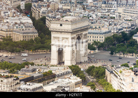 Die Arc DeTriomphe de l'Étoile am Place Charles de Gaulle am Ende der Champs-Élysées gelegen, vom Eiffelturm aus gesehen Stockfoto