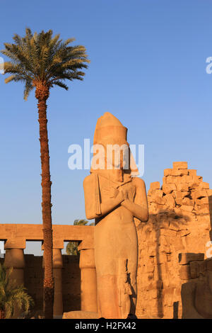 Bröckelt Statue bei Sonnenuntergang in die wichtigste Fundstätte pharaonischen Ägypten Karnak Tempel, Luxor Stockfoto