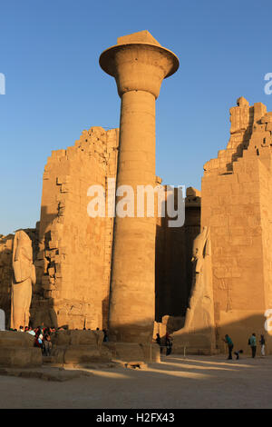 KARNAK, Ägypten, 3. Februar 2016: die wichtigsten pharaonischen Website mit Menschen und Riesen-Säule aus dem alten Ägypten in Karnak Stockfoto