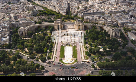 Blick von oben auf den Eiffelturm, Trocadero und das Palais de Chaillot Blickrichtung Stockfoto