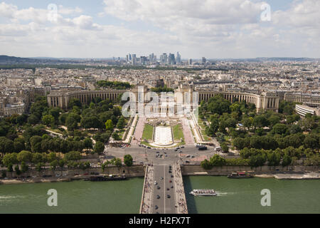 Ein Boot ist gesehen Reisen entlang der Seine in Paris Frankreich mit Blick auf das Palais de Chaillot, in Trocadero, hinter. Stockfoto