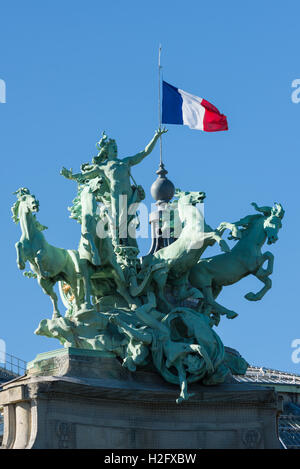 Dürfen Triomphant De La Discorde, eines der zwei Quadriga von Georges Récipon im grand Palais in paris Stockfoto