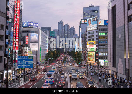 Koshu Kaido vor Bahnhof Shinjuku, Tokyo, Japan Stockfoto