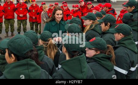 Die Herzogin von Cambridge trifft Canadian Rangers, als sie am Whitehorse Airport in Whitehorse, Kanada, während des vierten Tages der königlichen Tour nach Kanada kommt. Stockfoto