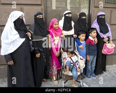 Frauen in Bangladesch und ihre Kinder bei der American Muslim Day Parade in New York City 2016. Stockfoto