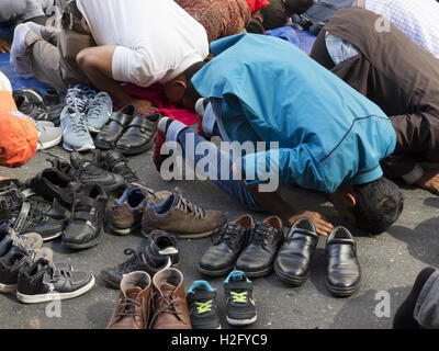 Männer beten an amerikanischen muslimischen Day Parade in New York City 2016. Stockfoto