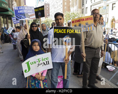 Bangladeshi Familien bei der American Muslim Day Parade in New York City 2016. Stockfoto