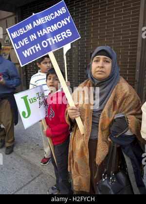 Bangladeshi Familien bei der American Muslim Day Parade in New York City 2016. Stockfoto