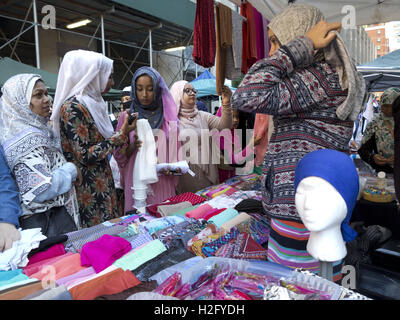 Frauen Einkaufen für Hijabs am Straßenfest am amerikanischen muslimischen Day Parade in New York City 2016. Stockfoto