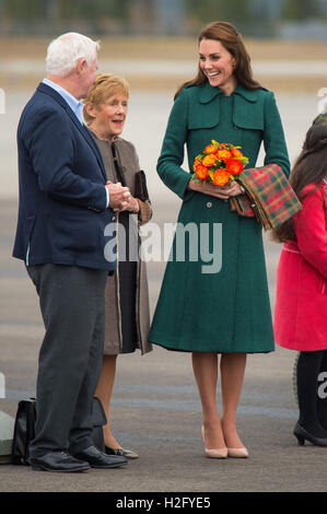 Die Herzogin von Cambridge mit Regler-General von Kanada David Johnston und seiner Frau Sharon Johnston am Whitehorse Airport in Whitehorse, Kanada, während des vierten Tages der königlichen Tour nach Kanada. Stockfoto