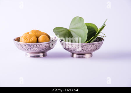 Grußkarte sagen glücklich Vijayadashmi oder glücklich Dussehra, indische Festival Dussehra, Apta Blatt oder Bauhinia Racemosa zeigen Stockfoto