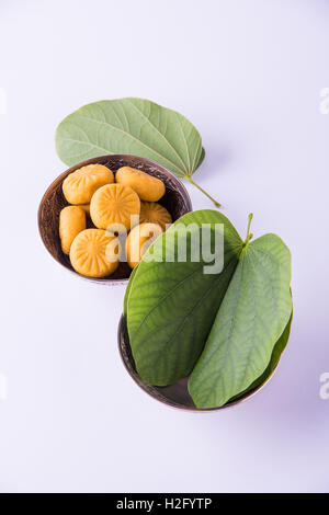 Grußkarte sagen glücklich Vijayadashmi oder glücklich Dussehra, indische Festival Dussehra, Apta Blatt oder Bauhinia Racemosa zeigen Stockfoto