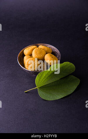 Grußkarte sagen glücklich Vijayadashmi oder glücklich Dussehra, indische Festival Dussehra, Apta Blatt oder Bauhinia Racemosa zeigen Stockfoto