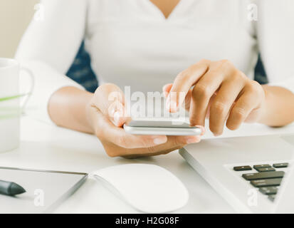 Nahaufnahme der Hand Frau verwenden Finger berühren auf Handy, neuen modernen Stil, Informationen über Telefon finden Stockfoto