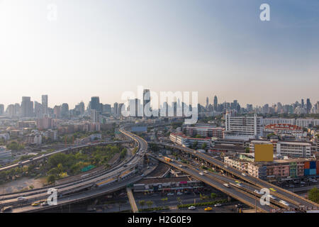 Bangkok-Skylines und Autobahn-Verkehr-Bewegung in der Tageszeit. Die Aussicht vom Gipfel, Thailand. City Scape und Zivilisation Konzeptionierung Stockfoto