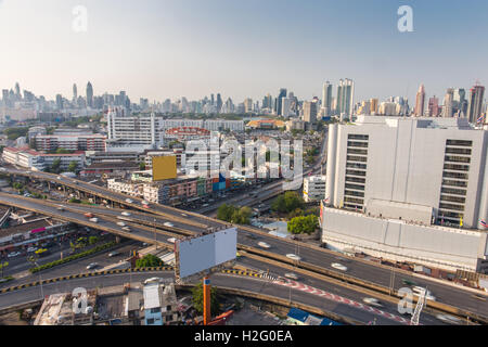 Bangkok-Skylines und Autobahn-Verkehr-Bewegung in der Tageszeit. Die Aussicht vom Gipfel, Thailand. City Scape und Zivilisation Konzeptionierung Stockfoto