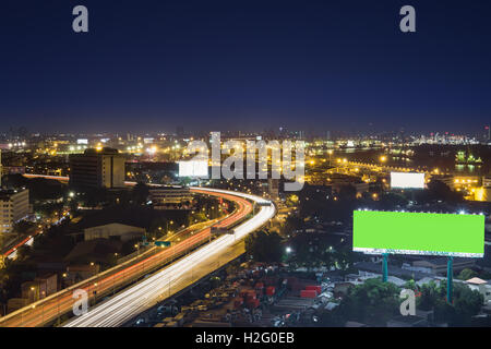 Bangkok-Skylines und Autobahn-Verkehr-Bewegung in den Sonnenuntergang. Die Aussicht vom Gipfel, Thailand. City Scape und Zivilisation-Konzept. Stockfoto