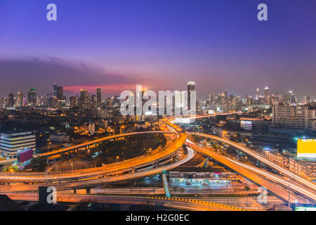 Bangkok-Skylines und Autobahn-Verkehr-Bewegung in den Sonnenuntergang. Die Aussicht vom Gipfel, Thailand. City Scape und Zivilisation-Konzept. Stockfoto