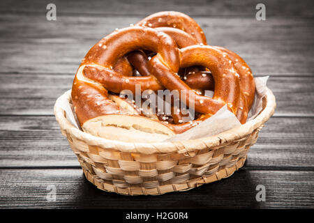 Brezeln auf Holztisch Stockfoto