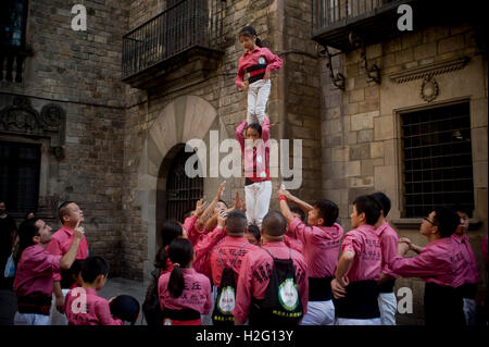 Mitglieder der chinesischen Colla Xiquets de Hangzhou baut einen kleinen menschlichen Turm in Barcelona, Spanien. Stockfoto