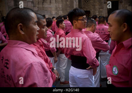 Mitglieder der chinesischen Colla Xiquets de Hangzhou sind in Barcelona, Spanien gesehen. Stockfoto