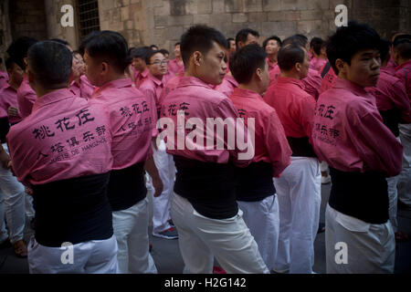 Mitglieder der chinesischen Colla Xiquets de Hangzhou sind in Barcelona, Spanien gesehen. Stockfoto