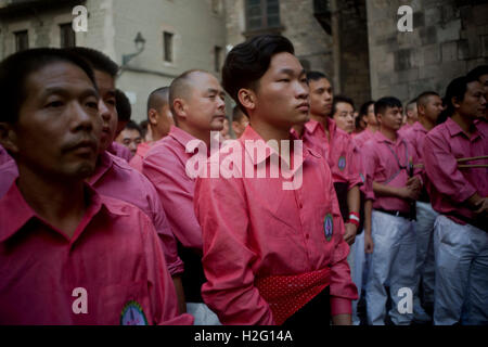 Mitglieder der chinesischen Colla Xiquets de Hangzhou sind in Barcelona, Spanien gesehen. Stockfoto