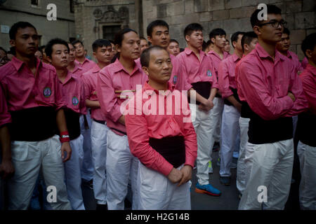 Mitglieder der chinesischen Colla Xiquets de Hangzhou sind in Barcelona, Spanien gesehen. Stockfoto