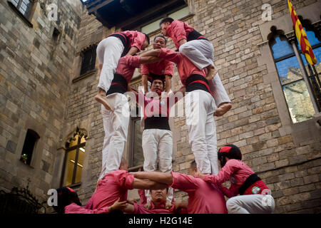 Mitglieder der chinesischen Colla Xiquets de Hangzhou baut einen menschlichen Turm in Barcelona, Spanien. Stockfoto