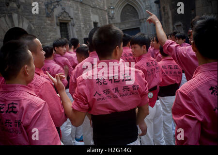 Mitglieder der chinesischen Colla Xiquets de Hangzhou sind in Barcelona, Spanien gesehen. Stockfoto