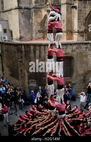 Mitglieder der chinesischen Colla Xiquets de Hangzhou darauf vorbereiten, einen menschlichen Turmbau in Barcelona, Spanien. Stockfoto