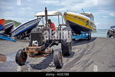 Traktor Utiilised, Boote aus dem Wasser für trockene Lagerung zu entfernen. S. E. Asien Thailand Stockfoto