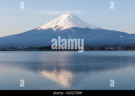 Blick auf Mt. Fuji von Kawaguchi-See Stockfoto