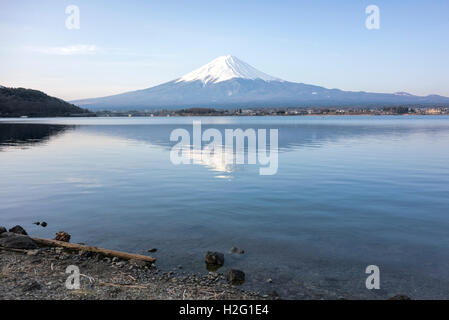 Blick auf Mt. Fuji von Kawaguchi-See Stockfoto